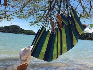 Hamaca Colgante Verde y Azul, fabricada en Algodón natural, materia prima sostenible y ecológica, a rayas verdes atemporal